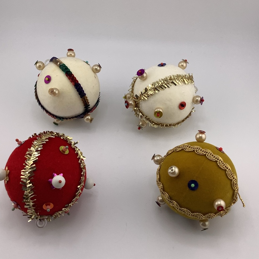 (4) Vintage Decorative Soft Christmas Ball Ornaments - Picture 3 of 4